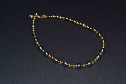 COLLIER et son PENDENTIF en or jaune, le...