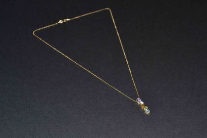 COLLIER en or jaune orné en son centre d’un...