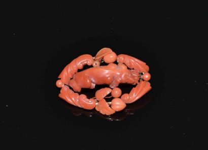 BROCHE en métal doré ornée d’un décor en...