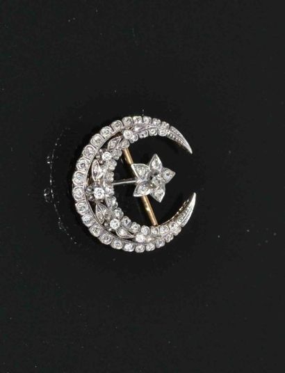 BROCHE Croissant de lune en or jaune, argent...