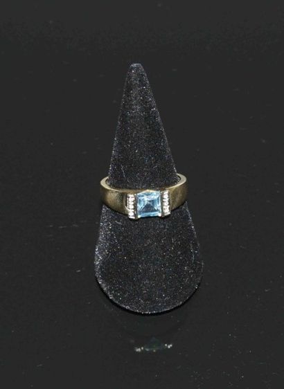 BAGUE en or jaune ornée d’une topaze carrée...