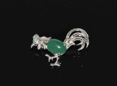 BROCHE en argent ornée d’e pierres vertes...