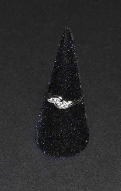 BAGUE en or gris et pierres blanches

TDD :54

Poids...