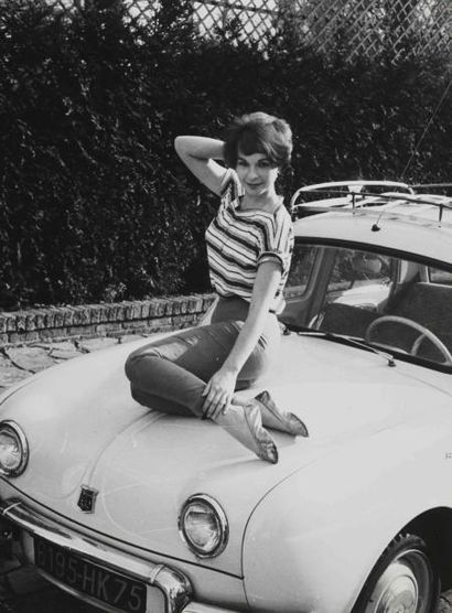 ANONYME
Françoise Arnoul sur une Dauphine...