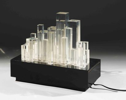 LAMPE MANHATTAN Importante lampe en Plexiglass...