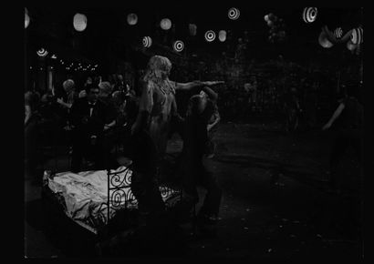 RAYMOND VOINQUEL



Danse autour du lit,...