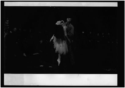 RAYMOND VOINQUEL



Duo de danse devant spectateurs,...