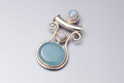 Pendentif en argent serti de deux pierres...