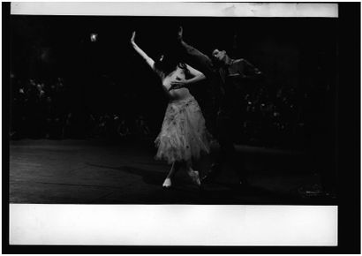 RAYMOND VOINQUEL



Duo de danse devant spectateurs,...