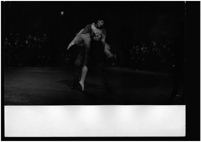 RAYMOND VOINQUEL



Duo de danse devant spectateurs,...