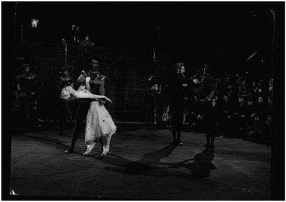 RAYMOND VOINQUEL



Double duo de danse devant...