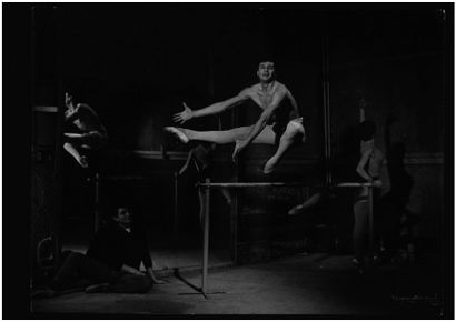 RAYMOND VOINQUEL



Saut devant barre au...