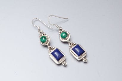 Paire de boucles d'oreilles pendantes serties...