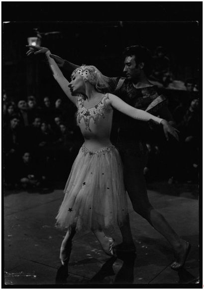 RAYMOND VOINQUEL



Duo de danse devant spectateur,...