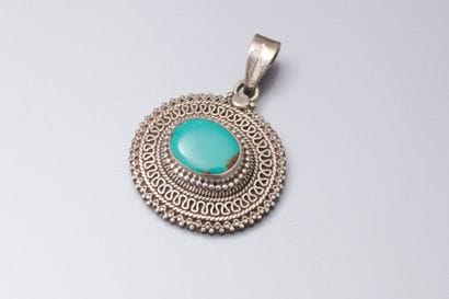 Pendentif en argent serti d'une turquoise...