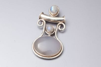Pendentif en argent serti de deux pierres...