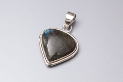 Pendentif stylisant une goutte plate en argent...