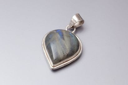 Pendentif stylisant une goutte plate en argent...