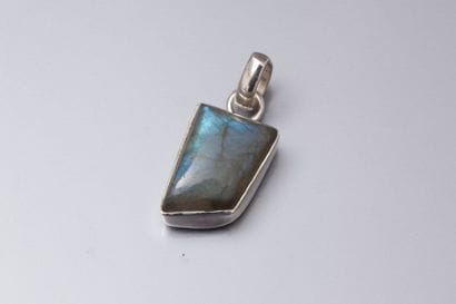 Pendentif en argent serti d'une labradorite.

Poids:...