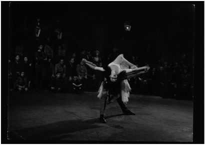 RAYMOND VOINQUEL



Porté de danse devant...