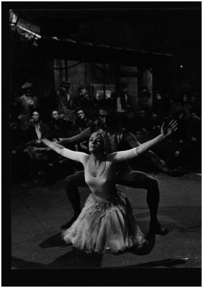 RAYMOND VOINQUEL



Duo de danse devant spectateur,...