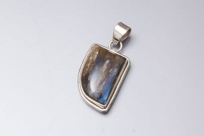 Pendentif en argent sertie d'une labradorite.

Poids:...