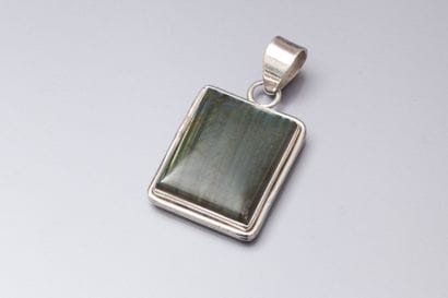 Pendentif rectangulaire en argent sertie...