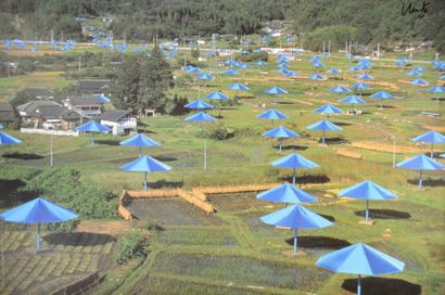 CHRISTO

The umbrellas, Japon-USA 1984-1991....