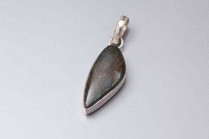 Pendentif en argent sertie d’une labradorite.



Poids...