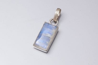 Pendentif rectangulaire en argent sertie...