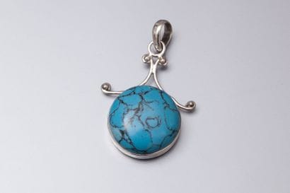 Pendentif en argent et turquoise reconstituée...