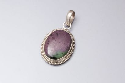 Pendentif en argent ovale serti d‘une zoïsite...