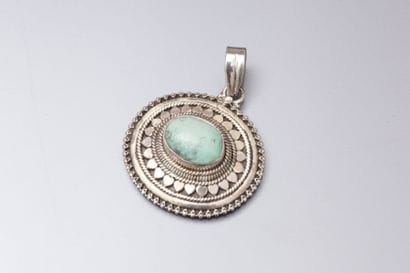 Pendentif en argent ovale serti d’une turquoise...