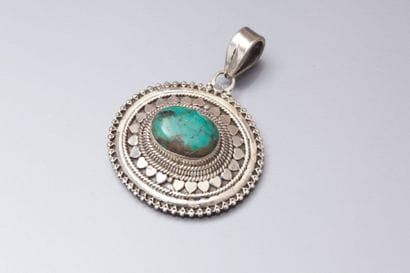 Pendentif en argent ovale serti d’une turquoise...