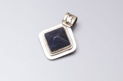 Pendentif en argent serti d’une aventurine...