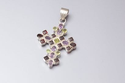 Pendentif en argent stylisant une croix sertie...