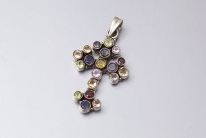 Pendentif en argent stylisant une croix sertie...