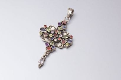 Pendentif en argent stylisant une croix sertie...