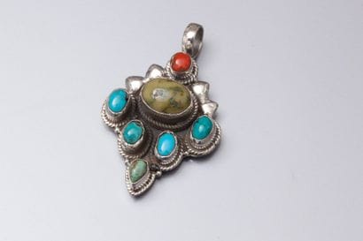 Pendentif en argent serti de turquoises reconstituées,...
