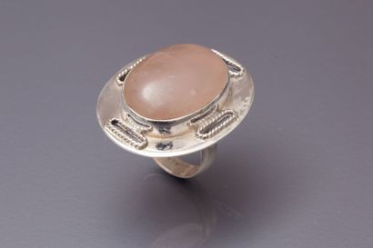 Bague en argent sertie d’un quartz rose cabochon...