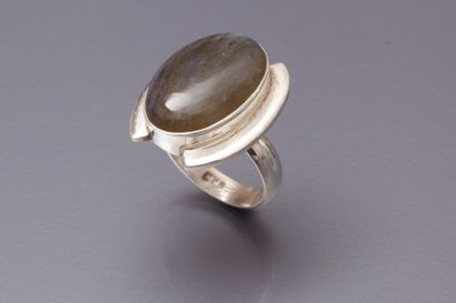 Bague en argent sertie d’une labradorite...