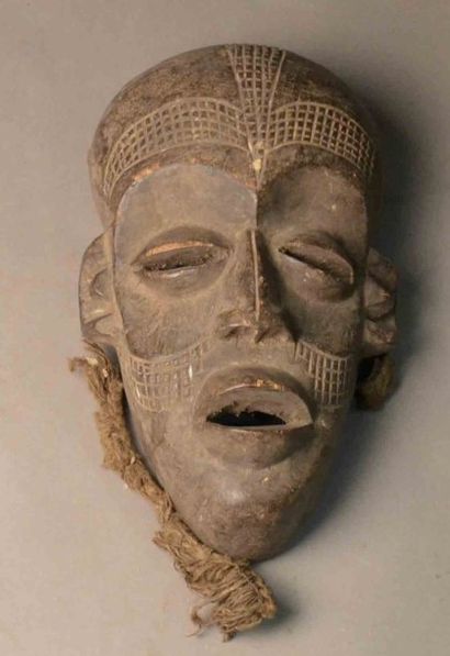 Masque avec corde

H: 29 cm