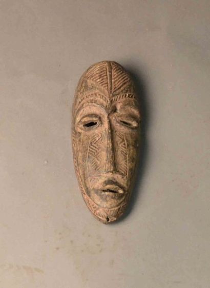Masque allongé

H: 23 cm