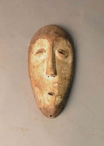 Masque allongé avec kaolin

H: 29 cm