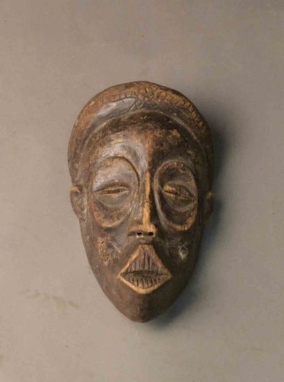 Masque avec tresse

H: 23 cm