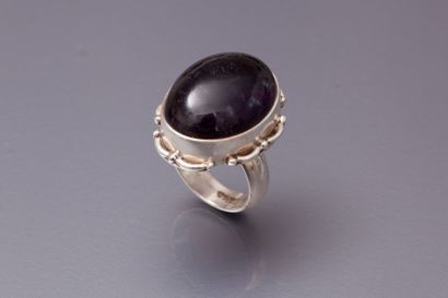 Bague en argent sertie d’une améthyste cabochon...
