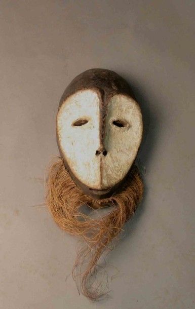 Masque kaolin avec rafia

H: 30 cm