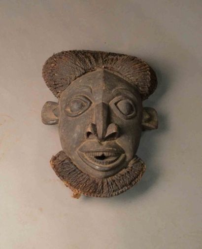 Masque avec coiffe et barbe en rafia