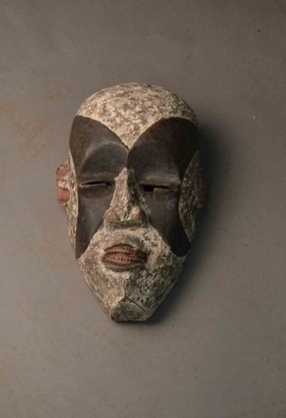 Masque kaolin avec couleurs

H: 30 cm