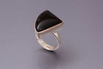 Bague en argent sertie d’une améthyste cabochon...